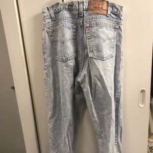 Light wash Levi’s jeans